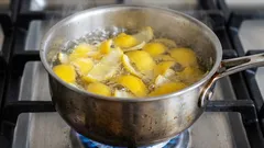 Boiling lemon peel in the kitchen: why it is recommended and how to use it.
