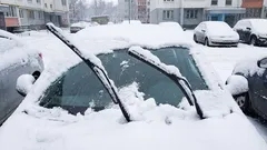 Should windshield wipers be raised during snowfall? Winter advice for motorists