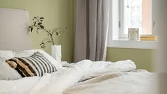 Why the bed should not be placed with the headboard facing the window: not only draughts, but a violation of the sense of security