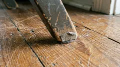 Remove scratches from furniture on your wooden floor using the best method: effective and simple.