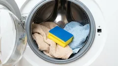 Putting dishwashing sponges in the washing machine: why it is recommended.