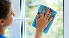 This strange but very clever trick allows you to wash windows perfectly without leaving streaks... and all without using cleaning products.
