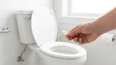 Flushing garlic down the toilet: why is it necessary and why is it recommended?