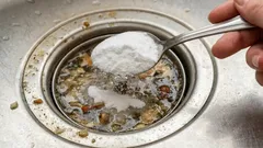 The blockage disappears with a hiss: pour 2 spoonfuls of the homemade remedy into the sink drain and simply flush it away.