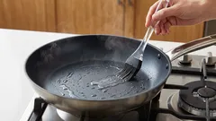 Why experienced hostesses rub the pan with vinegar before frying: an old kitchen trick
